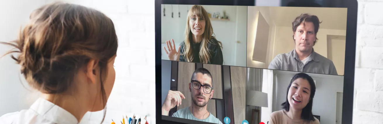 Frau in einer Videokonferenz